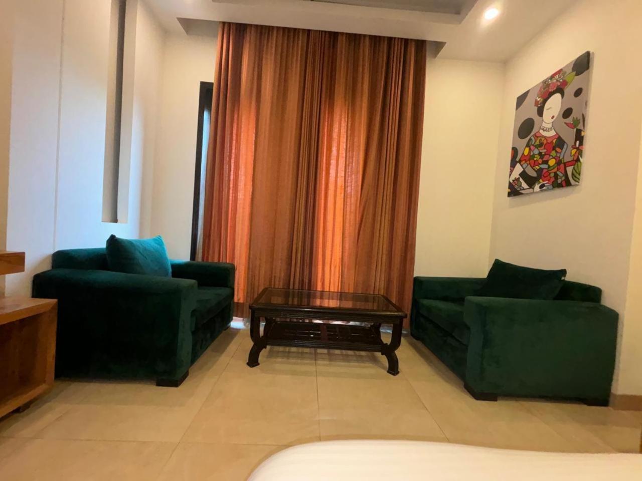 Hotel Golf View Sakura-Golf Course Road Gurgaon Exteriör bild